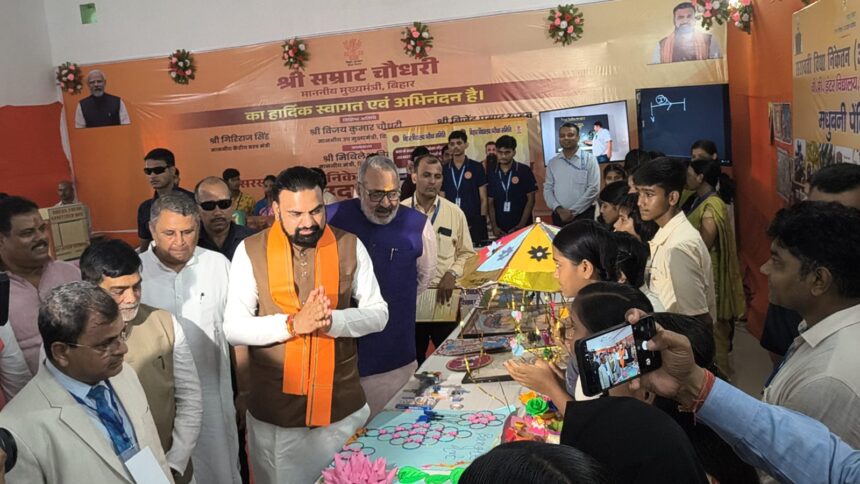 551 सरस्वती विद्या निकेतन (आदर्श विद्यालय) का मुख्यमंत्री ने किया उद्घाटन, राष्ट्रकवि रामधारी सिंह 'दिनकर' के नाम पर बेगूसराय में बनेगा विश्वविद्यालय 1