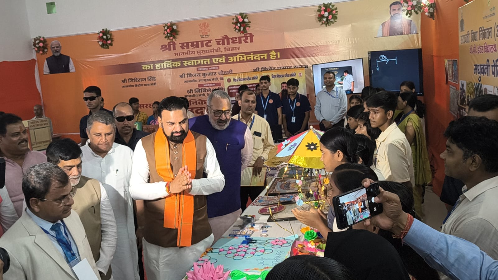551 सरस्वती विद्या निकेतन (आदर्श विद्यालय) का मुख्यमंत्री ने किया उद्घाटन, राष्ट्रकवि रामधारी सिंह 'दिनकर' के नाम पर बेगूसराय में बनेगा विश्वविद्यालय 7