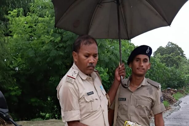 वाहन जांच के दौरान 30 लीटर देशी शराब व बाइक जब्त, तस्कर फरार 3