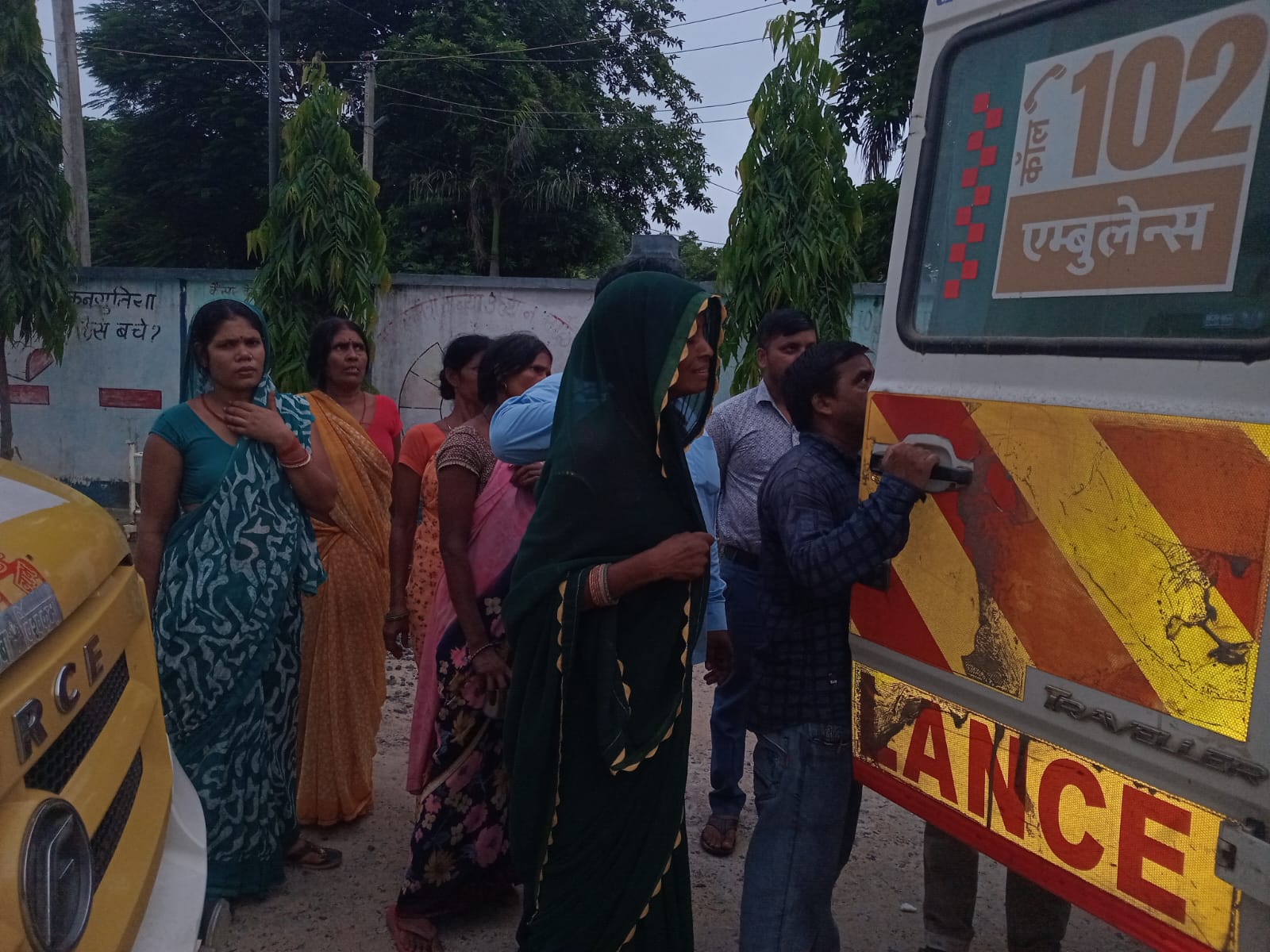 बरौनी थर्मल के पास पलटा ओवरलोड टेम्पो: तेज रफ्तार और अनियंत्रित होने से दो मजदूर गंभीर रूप से जख्मी 3