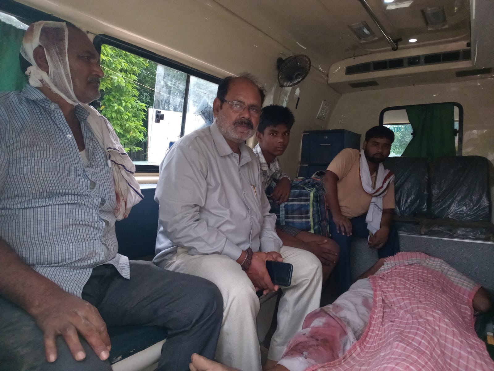 बरौनी थर्मल के पास पलटा ओवरलोड टेम्पो: तेज रफ्तार और अनियंत्रित होने से दो मजदूर गंभीर रूप से जख्मी 4