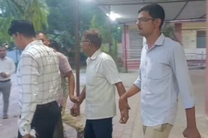 नालंदा: हिलसा अनुमंडल कार्यालय में निगरानी का छापा, 22 हजार रिश्वत लेते प्रधान लिपिक नीलम चौधरी रंगे हाथ गिरफ्तार, सहयोगी सुनील भी दबोचा गया 32