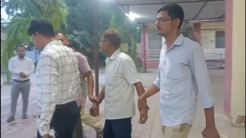 नालंदा: हिलसा अनुमंडल कार्यालय में निगरानी का छापा, 22 हजार रिश्वत लेते प्रधान लिपिक नीलम चौधरी रंगे हाथ गिरफ्तार, सहयोगी सुनील भी दबोचा गया 1