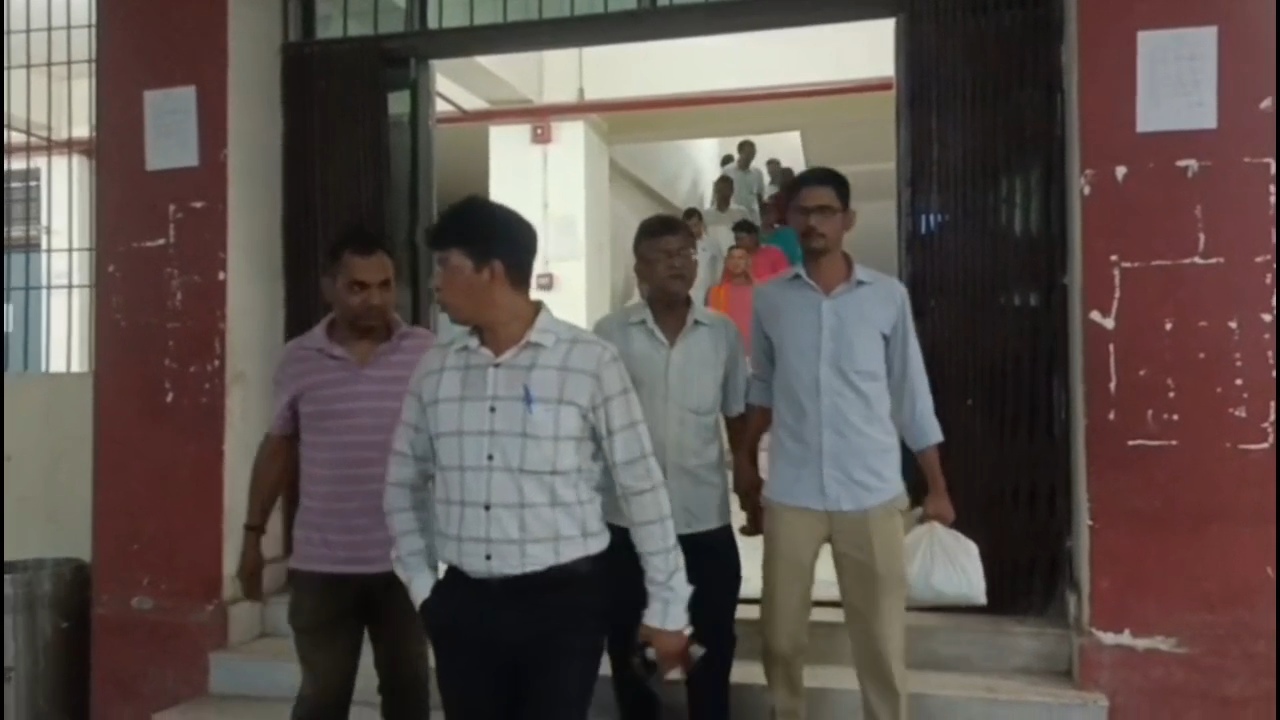 नालंदा: हिलसा अनुमंडल कार्यालय में निगरानी का छापा, 22 हजार रिश्वत लेते प्रधान लिपिक नीलम चौधरी रंगे हाथ गिरफ्तार, सहयोगी सुनील भी दबोचा गया 2