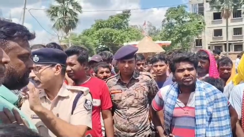 नालंदा में सनसनी: पैथोलॉजी कर्मी की चाकू गोदकर निर्मम हत्या, आक्रोशित लोगों ने NH-20 जाम कर काटा बवाल 2