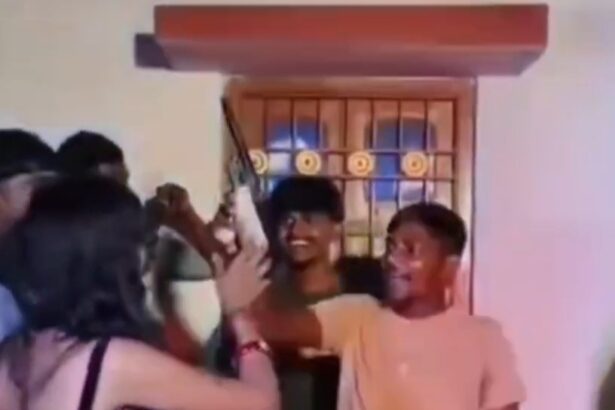 नालंदा: सिलाव में डांसर के साथ हथियार लहराते युवक का वीडियो वायरल, पुलिस जाँच में जुटी 1
