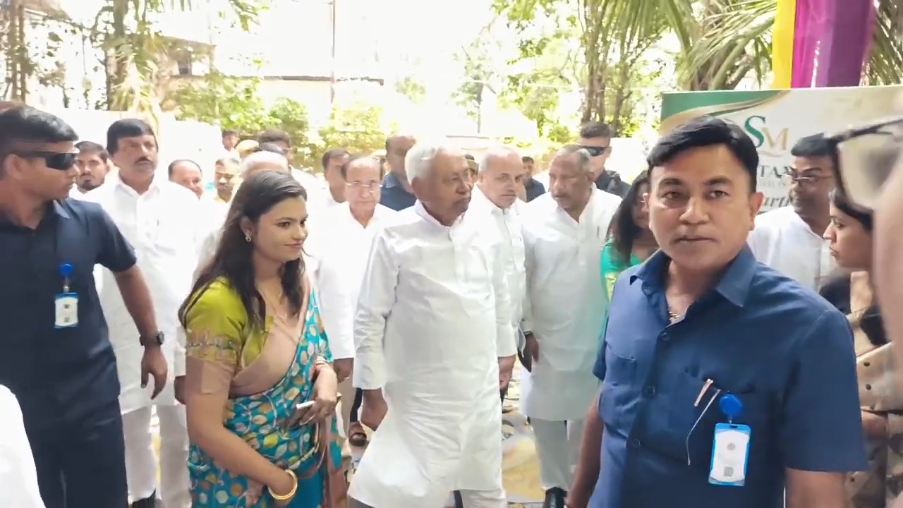नालंदा: पूर्व CM नीतीश कुमार ने किया 'शांत मनी पेपर मिल' का उद्घाटन, फैक्ट्री का लिया जायजा 2
