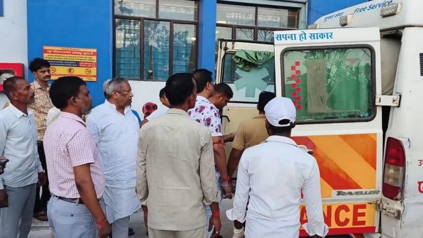 नालंदा जेडीयू सांसद कौशलेंद्र कुमार ने दिखाई इंसानियत, गोलापर गांव के पास सड़क किनारे जख्मी हालत में तड़प रहे घायल को युवक को पहुंचाया सदर अस्पताल 1