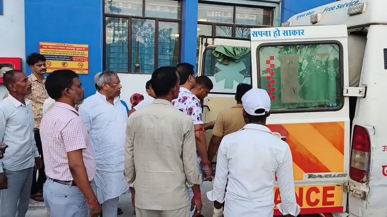 नालंदा जेडीयू सांसद कौशलेंद्र कुमार ने दिखाई इंसानियत, गोलापर गांव के पास सड़क किनारे जख्मी हालत में तड़प रहे घायल को युवक को पहुंचाया सदर अस्पताल 5