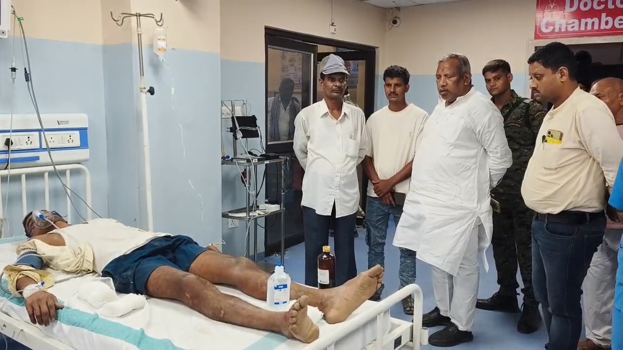 नालंदा जेडीयू सांसद कौशलेंद्र कुमार ने दिखाई इंसानियत, गोलापर गांव के पास सड़क किनारे जख्मी हालत में तड़प रहे घायल को युवक को पहुंचाया सदर अस्पताल 2