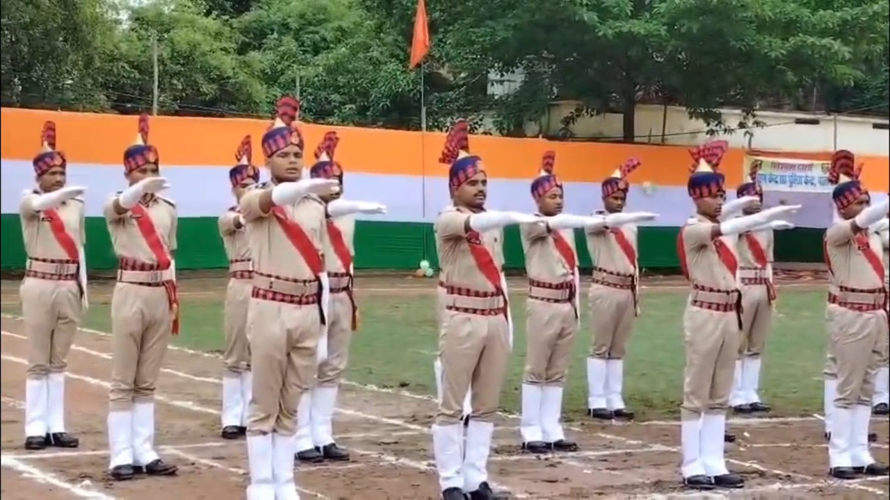 नालंदा के पुलिस लाइन में 162 प्रशिक्षु पुलिस के जवानों के बीच दीक्षांत परेड समारोह का आयोजन, आईजी जितेंद्र राणा ने जवानों को पद और गोपनीयता की दिलाई शपथ  3