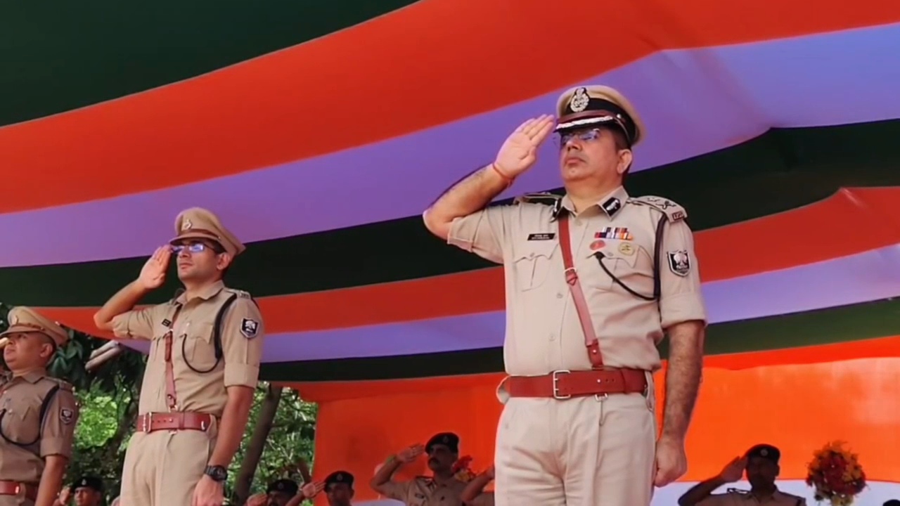 नालंदा के पुलिस लाइन में 162 प्रशिक्षु पुलिस के जवानों के बीच दीक्षांत परेड समारोह का आयोजन, आईजी जितेंद्र राणा ने जवानों को पद और गोपनीयता की दिलाई शपथ  2