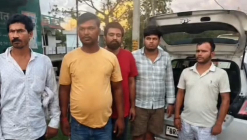 बेगूसराय पुलिस की बड़ी कार्रवाई: 927 ग्राम स्मैक के साथ 6 तस्कर गिरफ्तार, स्विफ्ट कार से हो रही थी तस्करी 3