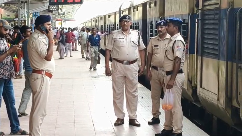 बेगूसराय रेलवे स्टेशन पर RPF का अनोखा अंदाज: नियम तोड़ने वाले यात्रियों को फूल देकर किया जागरूक 4