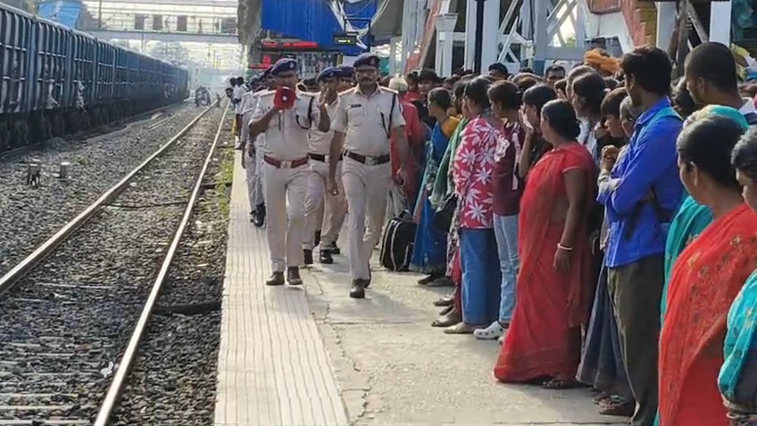 बेगूसराय रेलवे स्टेशन पर RPF का अनोखा अंदाज: नियम तोड़ने वाले यात्रियों को फूल देकर किया जागरूक 3