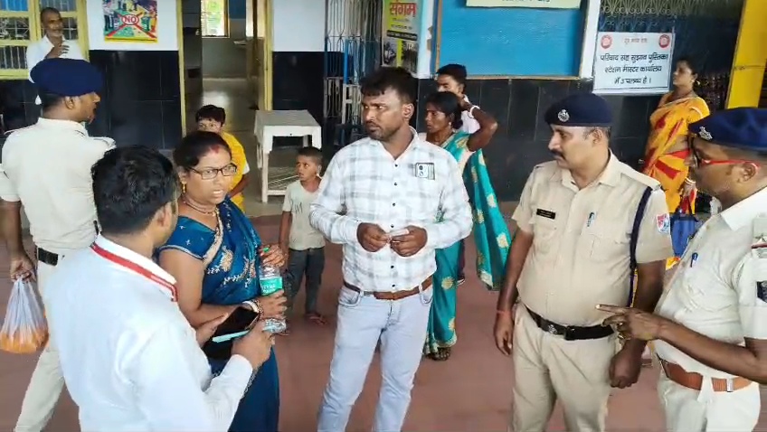बेगूसराय रेलवे स्टेशन पर RPF का अनोखा अंदाज: नियम तोड़ने वाले यात्रियों को फूल देकर किया जागरूक 2