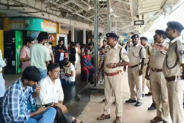 बेगूसराय रेलवे स्टेशन पर RPF का अनोखा अंदाज: नियम तोड़ने वाले यात्रियों को फूल देकर किया जागरूक 1