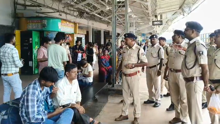 बेगूसराय रेलवे स्टेशन पर RPF का अनोखा अंदाज: नियम तोड़ने वाले यात्रियों को फूल देकर किया जागरूक 1