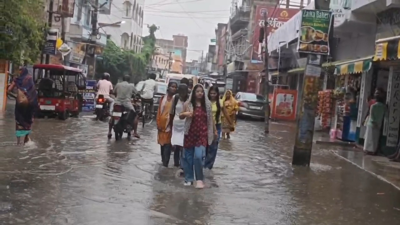 नालंदा: दो घंटे की बारिश ने खोली विकास की पोल, बिहारशरीफ की सड़कें बनीं तालाब, सीवरेज की खुदाई बनी मुसीबत, बारिश में सड़क धंसी,सड़कें गायब, हर तरफ सिर्फ पानी ही पानी 2
