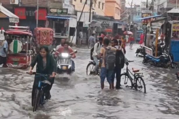 नालंदा: दो घंटे की बारिश ने खोली विकास की पोल, बिहारशरीफ की सड़कें बनीं तालाब, सीवरेज की खुदाई बनी मुसीबत, बारिश में सड़क धंसी,सड़कें गायब, हर तरफ सिर्फ पानी ही पानी 1