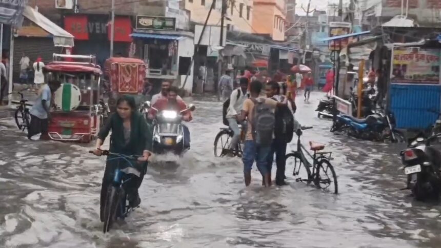 नालंदा: दो घंटे की बारिश ने खोली विकास की पोल, बिहारशरीफ की सड़कें बनीं तालाब, सीवरेज की खुदाई बनी मुसीबत, बारिश में सड़क धंसी,सड़कें गायब, हर तरफ सिर्फ पानी ही पानी 1
