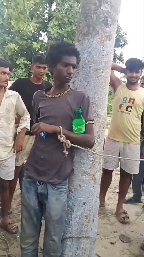 बेगूसराय में नाबालिग की बर्बर पिटाई: चोरी के शक में भीड़ ने पेड़ से बांधकर पीटा, वीडियो वायरल; पुलिस जांच में जुटी 2