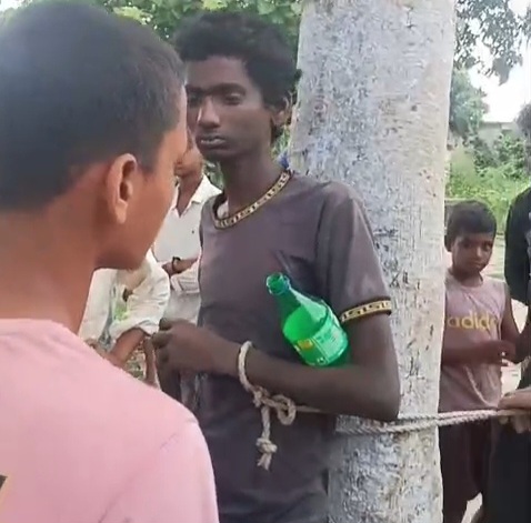 बेगूसराय में नाबालिग की बर्बर पिटाई: चोरी के शक में भीड़ ने पेड़ से बांधकर पीटा, वीडियो वायरल; पुलिस जांच में जुटी 3