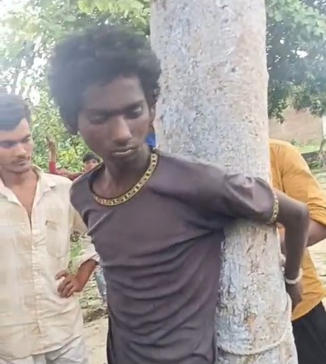 बेगूसराय में नाबालिग की बर्बर पिटाई: चोरी के शक में भीड़ ने पेड़ से बांधकर पीटा, वीडियो वायरल; पुलिस जांच में जुटी 4