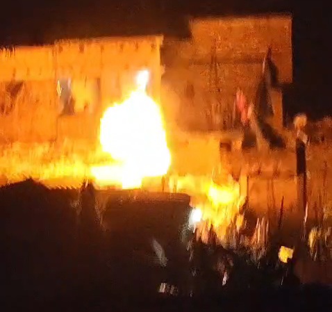 बछवाड़ा में गैस रिसाव के बाद घर में लगी  आग, ग्रामीणों की सतर्कता और फायर ब्रिगेड ने आग पर पाया काबू 1