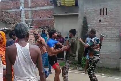 समस्तीपुर में 'खाकी' पर गुंडागर्दी का आरोप: युवक को घसीट-घसीटकर पीटा, वीडियो बनाने वाली महिला को 5 साल जेल भेजने की धमकी! 30