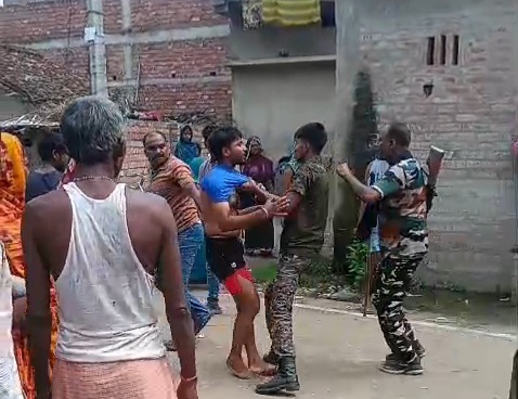 समस्तीपुर में 'खाकी' पर गुंडागर्दी का आरोप: युवक को घसीट-घसीटकर पीटा, वीडियो बनाने वाली महिला को 5 साल जेल भेजने की धमकी! 4