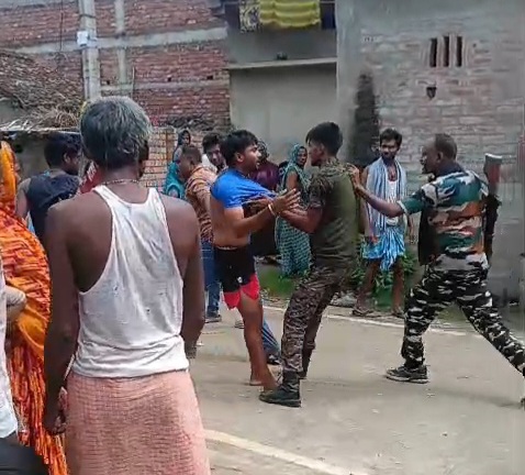 समस्तीपुर में 'खाकी' पर गुंडागर्दी का आरोप: युवक को घसीट-घसीटकर पीटा, वीडियो बनाने वाली महिला को 5 साल जेल भेजने की धमकी! 3