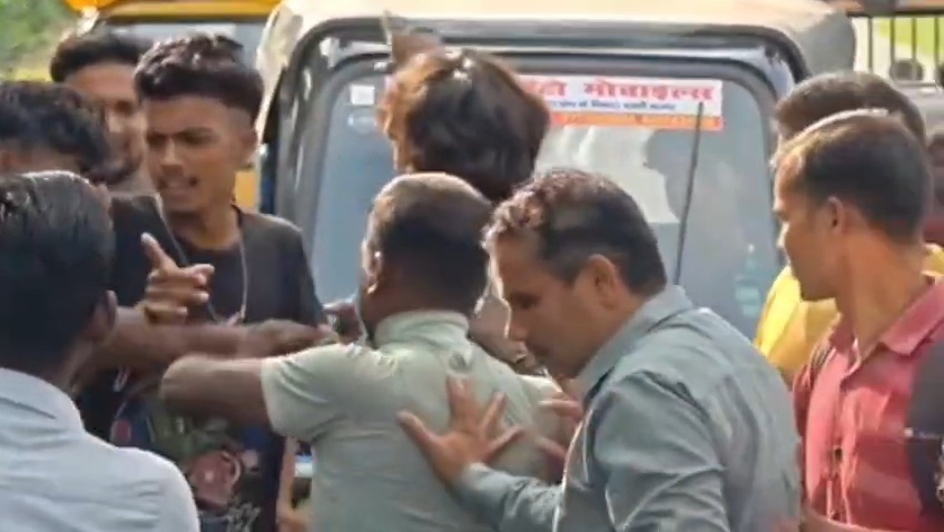 बेगूसराय: नशे में धुत जेसीबी चालक का कहर, ई-रिक्शा और बाइक को मारी टक्कर; तीन लोग गंभीर रूप से घायल 5