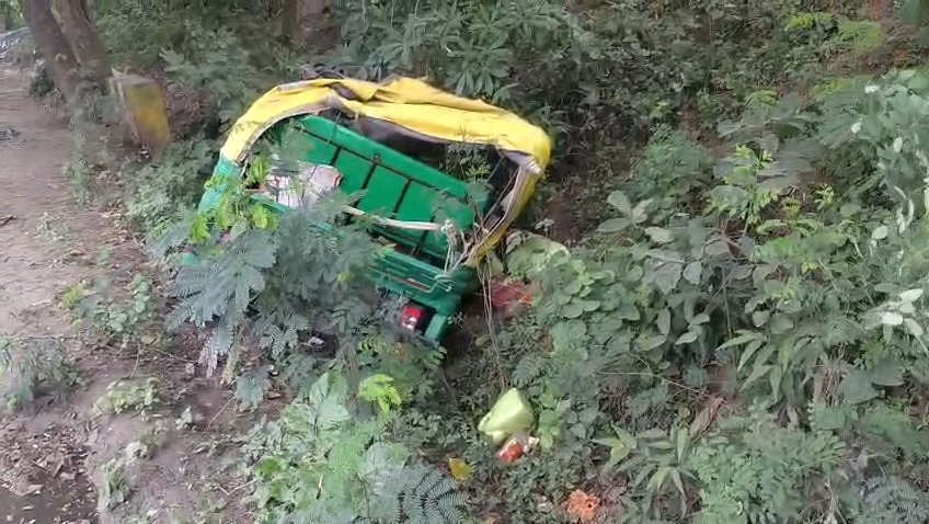 दरभंगा से सिमरिया गंगा स्नान कर लौट रहे श्रद्धालुओं की टेम्पू झमटिया ढाला के पास दुर्घटनाग्रस्त, कई महिलाओं समेत चालक घायल 2