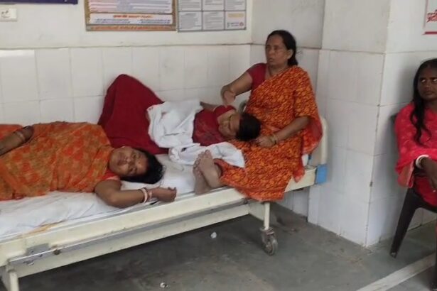 दरभंगा से सिमरिया गंगा स्नान कर लौट रहे श्रद्धालुओं की टेम्पू झमटिया ढाला के पास दुर्घटनाग्रस्त, कई महिलाओं समेत चालक घायल 3