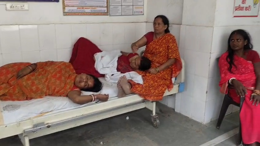 दरभंगा से सिमरिया गंगा स्नान कर लौट रहे श्रद्धालुओं की टेम्पू झमटिया ढाला के पास दुर्घटनाग्रस्त, कई महिलाओं समेत चालक घायल 1