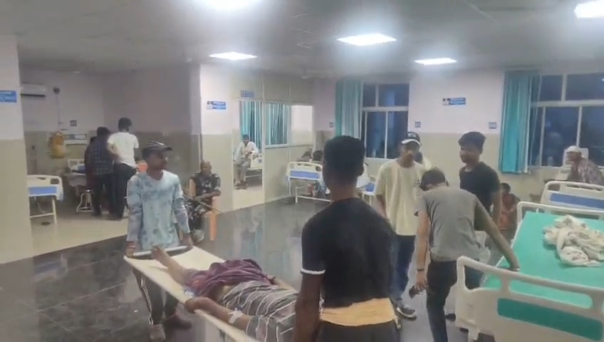 बेगूसराय सदर अस्पताल में लिफ्ट खराब, मरीजों को सीढ़ियों पर 'कंधों' का सहारा; इमरजेंसी में पंखा तक नहीं 3
