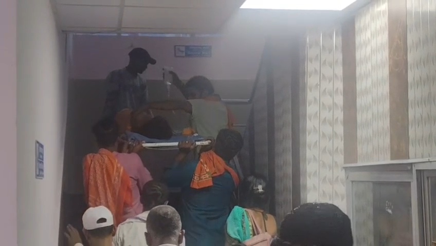 बेगूसराय सदर अस्पताल में लिफ्ट खराब, मरीजों को सीढ़ियों पर 'कंधों' का सहारा; इमरजेंसी में पंखा तक नहीं 2