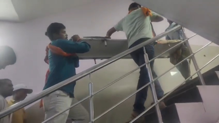 बेगूसराय सदर अस्पताल में लिफ्ट खराब, मरीजों को सीढ़ियों पर 'कंधों' का सहारा; इमरजेंसी में पंखा तक नहीं 4