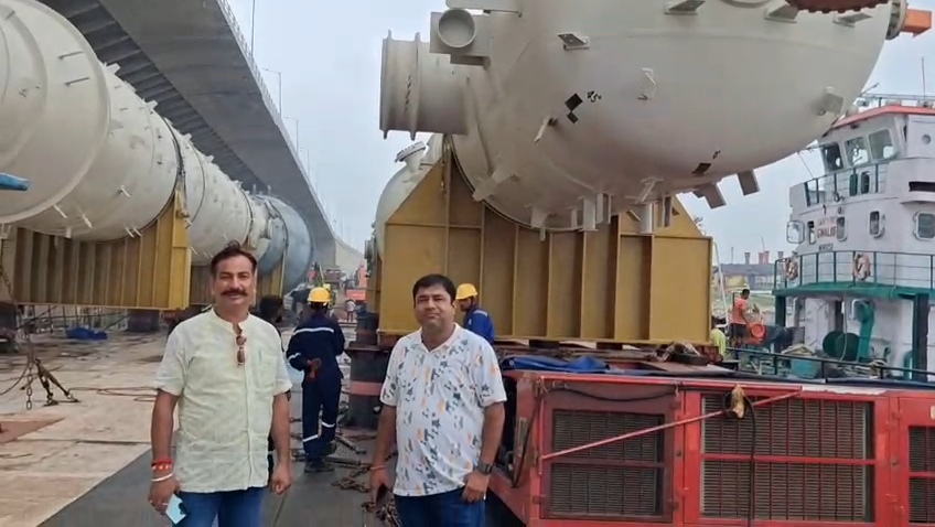 बरौनी रिफाइनरी की क्षमता बढ़ाने की तैयारी: गुजरात के कांडला बंदरगाह से जल मार्ग के रास्ते सिमरिया पहुंचे 400-400 टन वजनी 6 नए वेसल 2