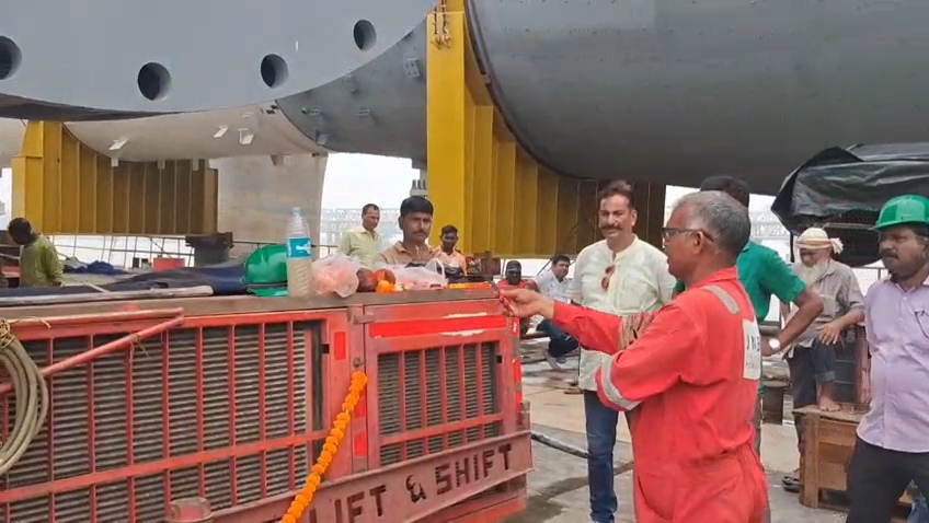 बरौनी रिफाइनरी की क्षमता बढ़ाने की तैयारी: गुजरात के कांडला बंदरगाह से जल मार्ग के रास्ते सिमरिया पहुंचे 400-400 टन वजनी 6 नए वेसल 3
