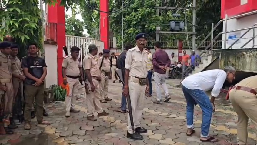 बेगूसराय: प्रधान डाकघर को ईमेल के जरिए बम से उड़ाने की धमकी, मचा हड़कंप; पुलिस और बम निरोधक दस्ता जांच में जुटी 2