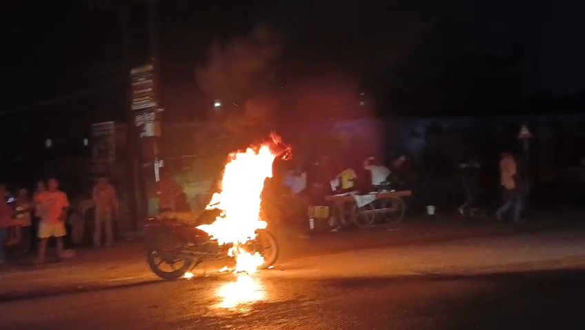 बेगूसराय: NH-31 पर चलती मोटरसाइकिल में लगी भीषण आग, कूदकर चालक ने बचाई जान 2