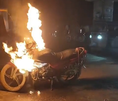 बेगूसराय: NH-31 पर चलती मोटरसाइकिल में लगी भीषण आग, कूदकर चालक ने बचाई जान 3