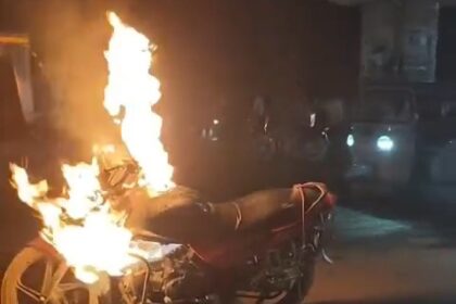 बेगूसराय: NH-31 पर चलती मोटरसाइकिल में लगी भीषण आग, कूदकर चालक ने बचाई जान 30