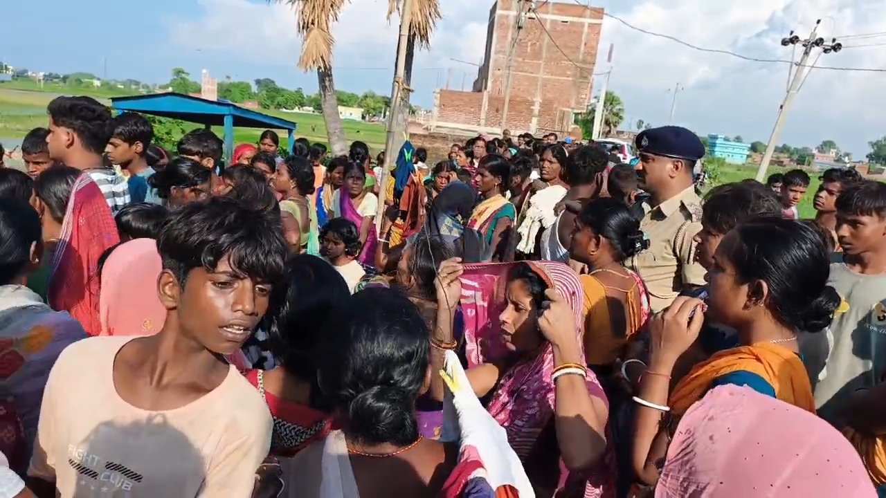 नालंदा: पति पत्नी के बीच हुए विवाद सनकी पति ने पत्नी की लोहे की रॉड से पीट पीट कर किया हत्या, डीएसपी और एफएसएल की टीम मौके पर पहुंची 2