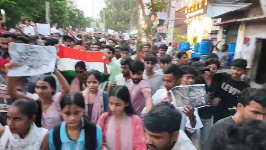 नालंदा में नीट पेपर लीक और लाठीचार्ज के खिलाफ फूटा छात्रों का गुस्सा, केंद्रीय मंत्रियों के इस्तीफे की मांग को लेकर छात्रों ने किया उग्र प्रदर्शन  4