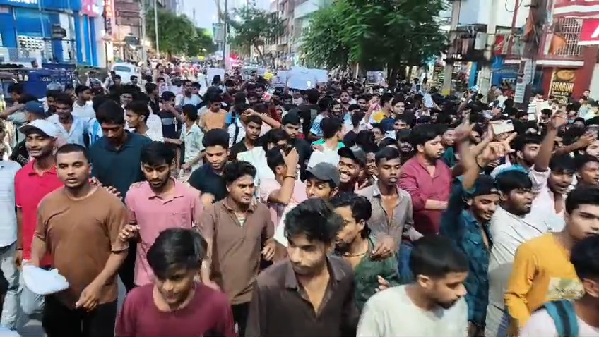 नालंदा में नीट पेपर लीक और लाठीचार्ज के खिलाफ फूटा छात्रों का गुस्सा, केंद्रीय मंत्रियों के इस्तीफे की मांग को लेकर छात्रों ने किया उग्र प्रदर्शन  3