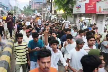 नालंदा में नीट पेपर लीक और लाठीचार्ज के खिलाफ फूटा छात्रों का गुस्सा, केंद्रीय मंत्रियों के इस्तीफे की मांग को लेकर छात्रों ने किया उग्र प्रदर्शन  10