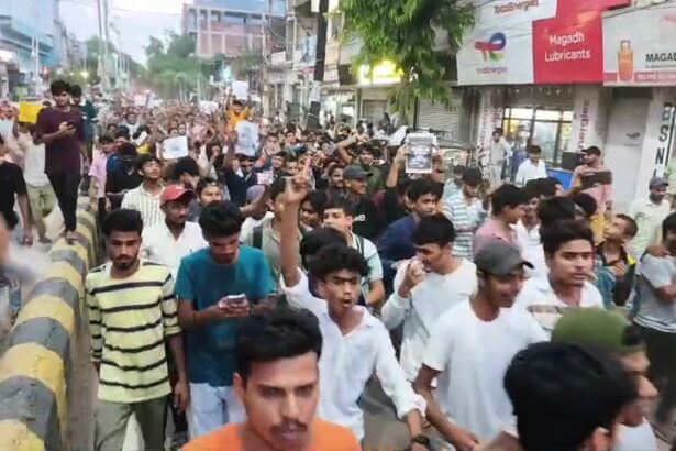 नालंदा में नीट पेपर लीक और लाठीचार्ज के खिलाफ फूटा छात्रों का गुस्सा, केंद्रीय मंत्रियों के इस्तीफे की मांग को लेकर छात्रों ने किया उग्र प्रदर्शन  1
